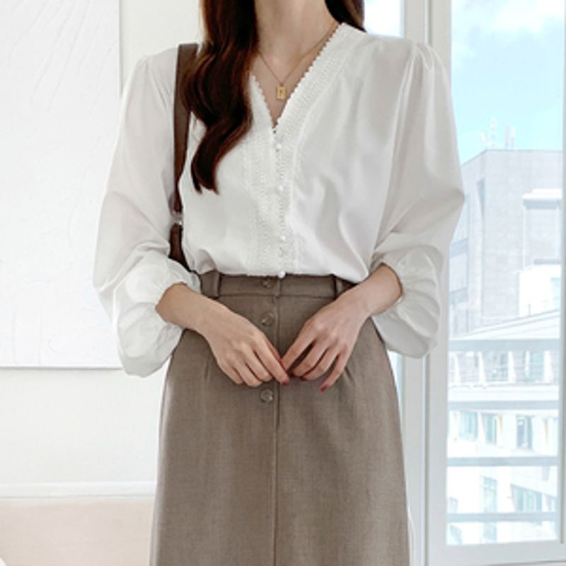 페나티 브이넥 레이스 진주 블라우스